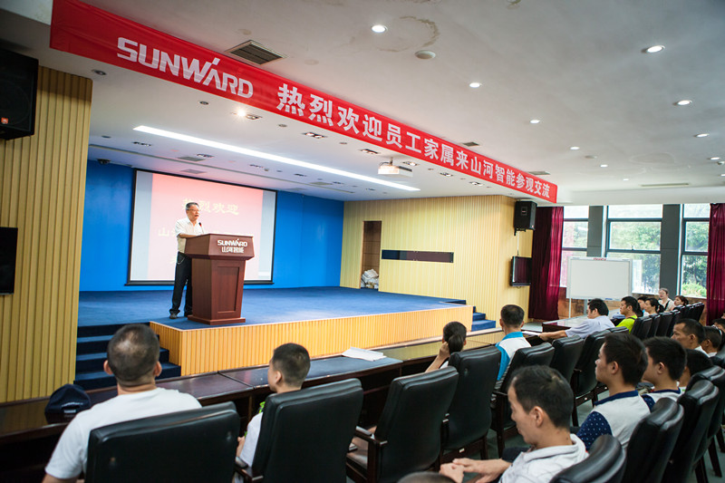 开挖机，坐游艇、飞机 球友会体育-球友会体育（中国）官方在线
智能开展员工家属开放日活动