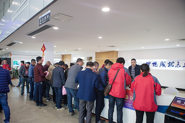 势不可挡，球友会体育-球友会体育（中国）官方在线
智能挖掘机湖南市场订货会创新高