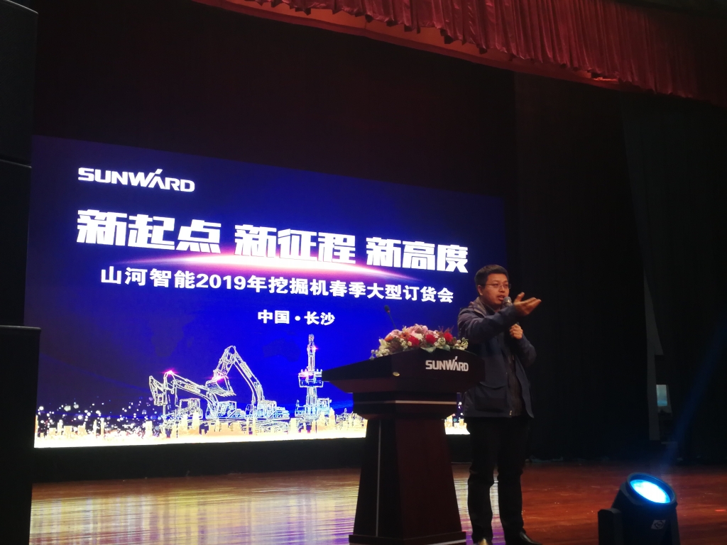 订货会场锦旗飘飘，客户称买挖机就买球友会体育-球友会体育（中国）官方在线
智能