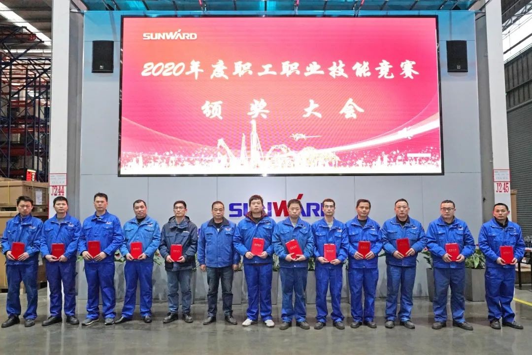 向能工巧匠致敬！球友会体育-球友会体育（中国）官方在线
智能给职业技能竞赛优胜者颁奖