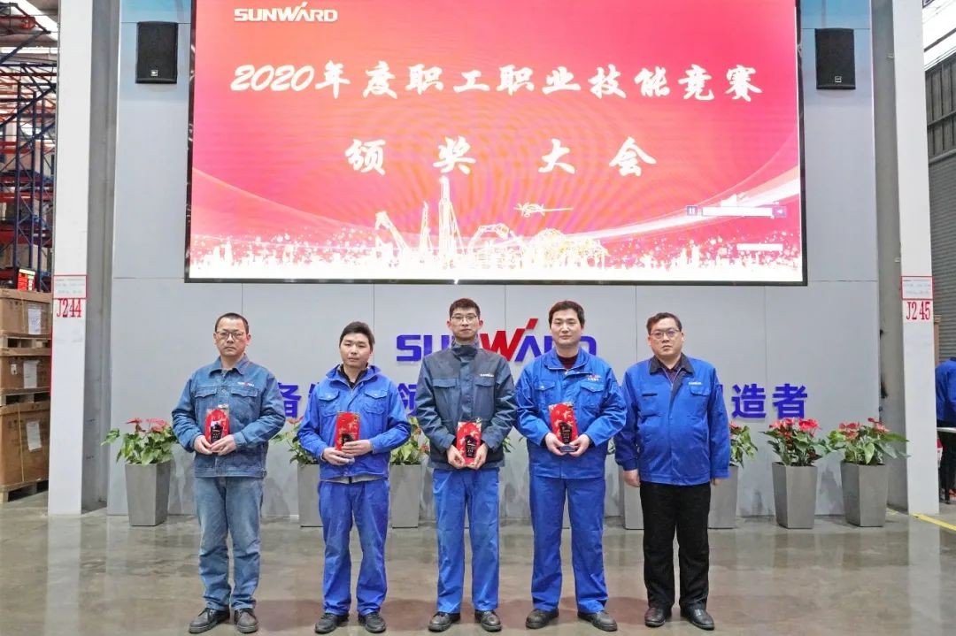 向能工巧匠致敬！球友会体育-球友会体育（中国）官方在线
智能给职业技能竞赛优胜者颁奖