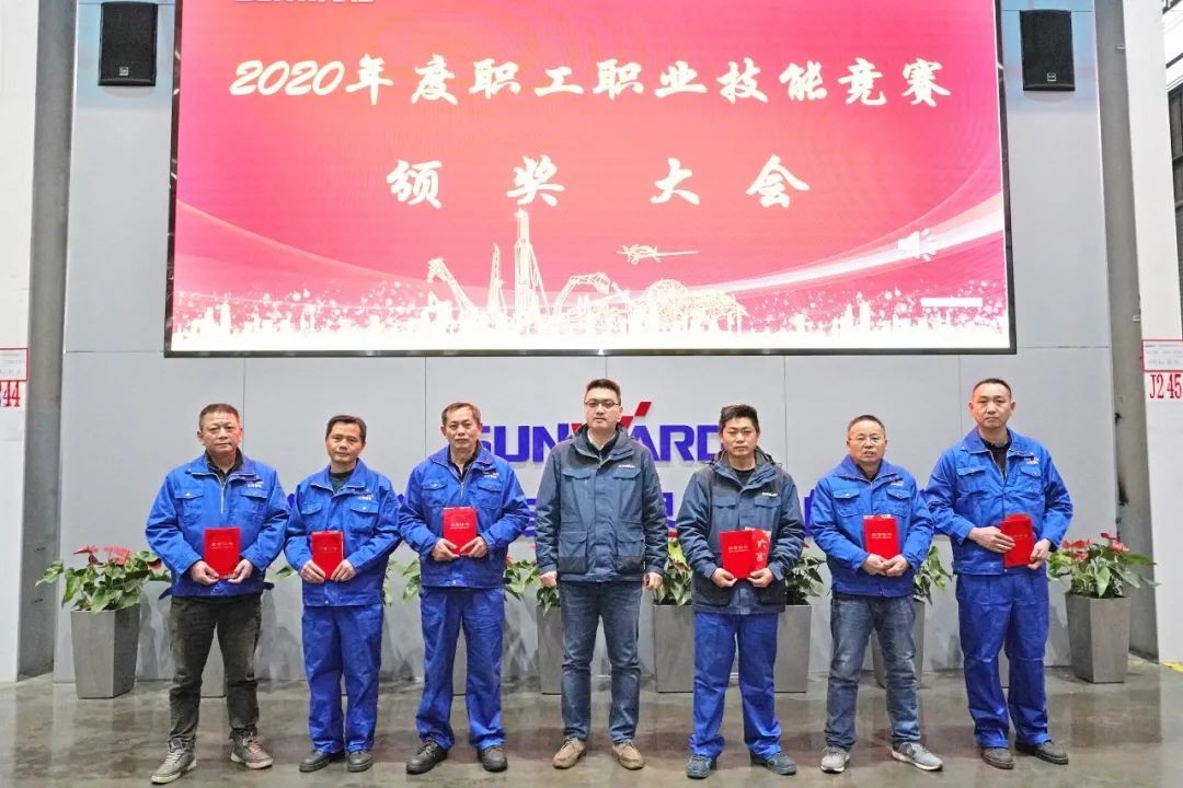 向能工巧匠致敬！球友会体育-球友会体育（中国）官方在线
智能给职业技能竞赛优胜者颁奖
