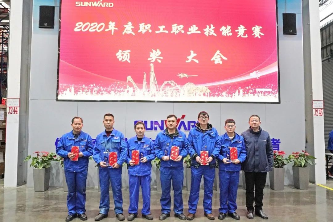 向能工巧匠致敬！球友会体育-球友会体育（中国）官方在线
智能给职业技能竞赛优胜者颁奖
