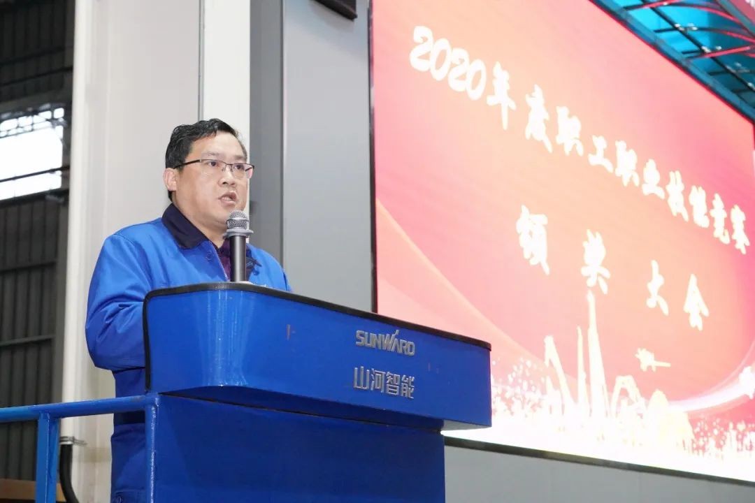 向能工巧匠致敬！球友会体育-球友会体育（中国）官方在线
智能给职业技能竞赛优胜者颁奖