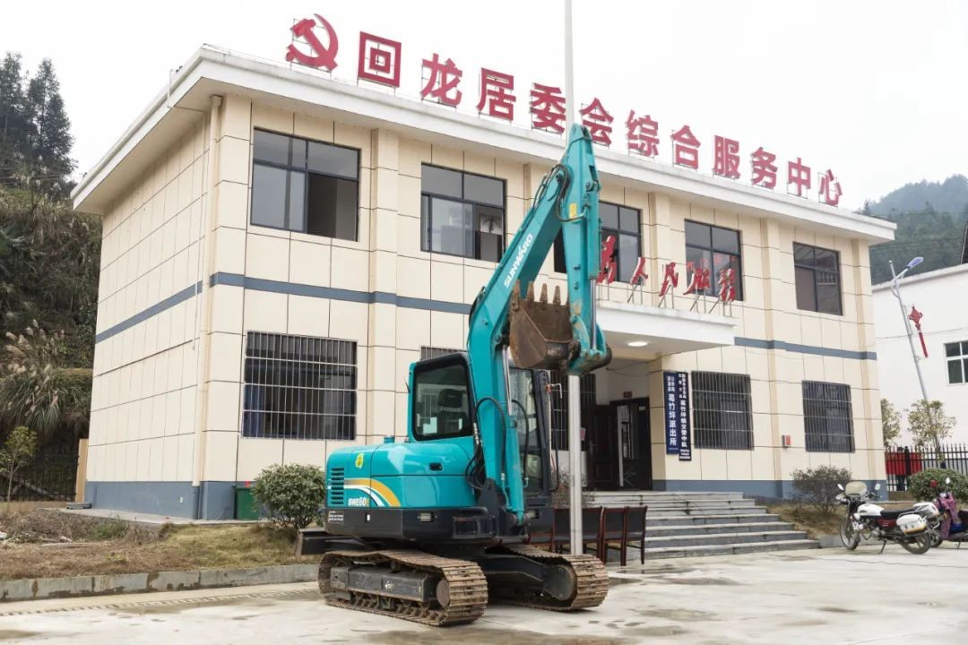 校企合作精准扶贫，产教融合振兴乡村 | 球友会体育-球友会体育（中国）官方在线
智能向合作院校对口扶贫点捐赠挖掘机