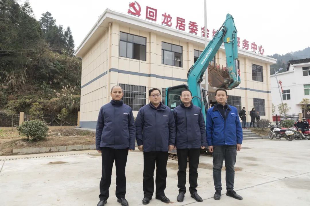 校企合作精准扶贫，产教融合振兴乡村 | 球友会体育-球友会体育（中国）官方在线
智能向合作院校对口扶贫点捐赠挖掘机