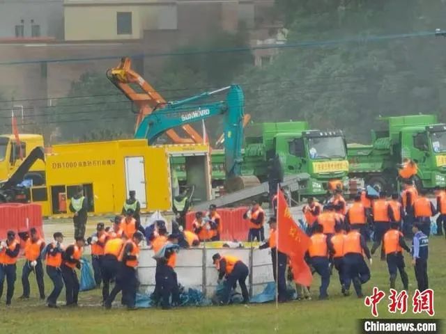 空地协同立体救援，球友会体育-球友会体育（中国）官方在线
智能无人化装备亮相2021-北江流域防汛抢险综合演练