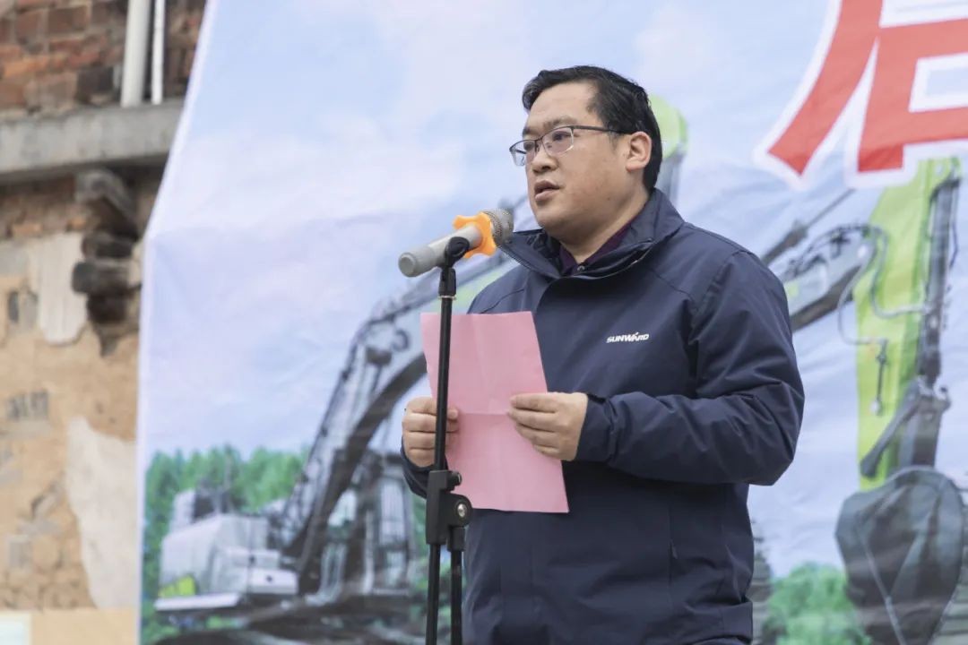 校企合作精准扶贫，产教融合振兴乡村 | 球友会体育-球友会体育（中国）官方在线
智能向合作院校对口扶贫点捐赠挖掘机