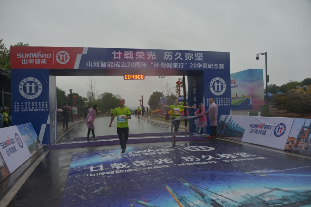 笑对风雨 奋勇奔行——球友会体育-球友会体育（中国）官方在线
智能20周年环湖跑跑出精气神