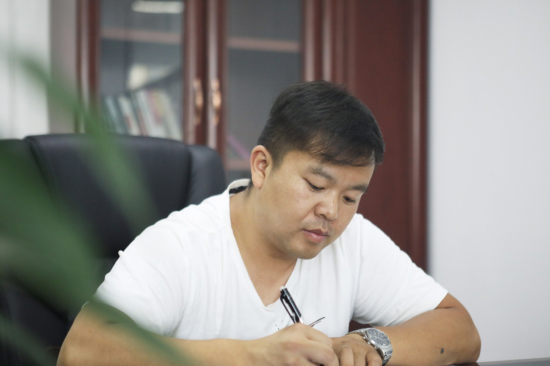 六年六台挖机 邓老板是个“球友会体育-球友会体育（中国）官方在线
迷”