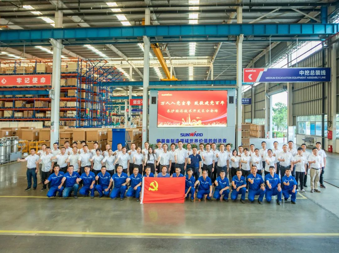 接续奋斗再出发——球友会体育-球友会体育（中国）官方在线
智能党委举行新党员入党宣誓和老党员重温入党誓词活动