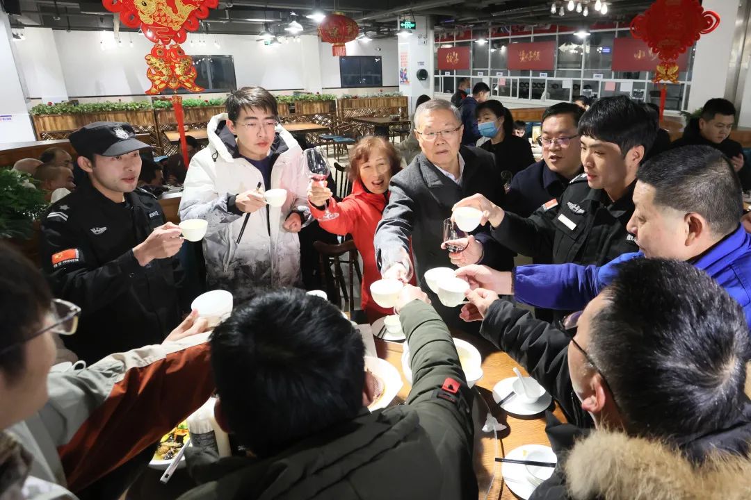 球友会体育-球友会体育（中国）官方在线
智能董事长何清华与留厂员工一起过大年！