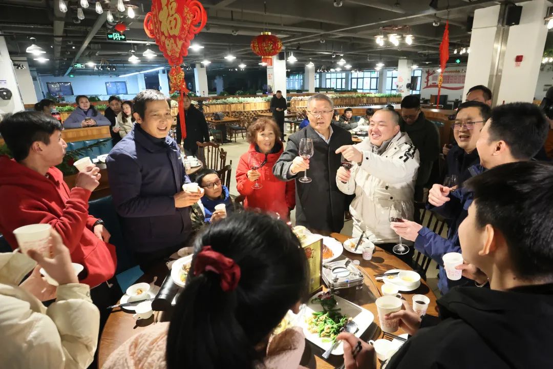 球友会体育-球友会体育（中国）官方在线
智能董事长何清华与留厂员工一起过大年！