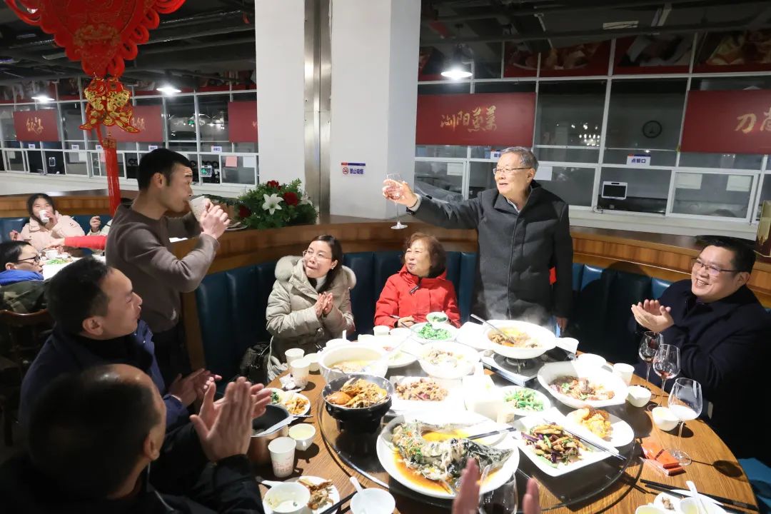 球友会体育-球友会体育（中国）官方在线
智能董事长何清华与留厂员工一起过大年！
