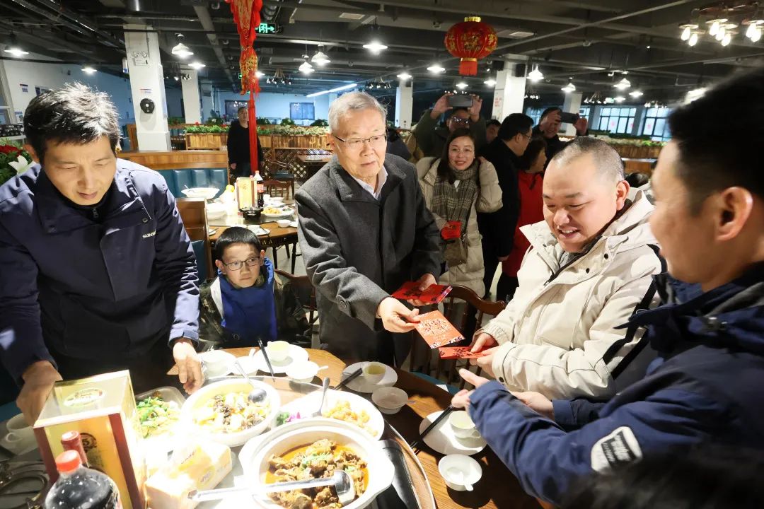 球友会体育-球友会体育（中国）官方在线
智能董事长何清华与留厂员工一起过大年！
