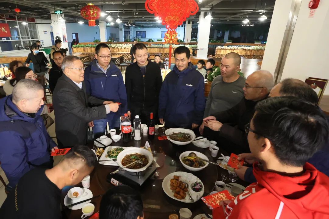 球友会体育-球友会体育（中国）官方在线
智能董事长何清华与留厂员工一起过大年！