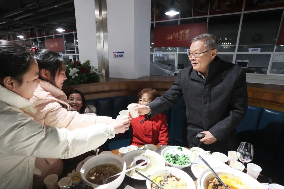 球友会体育-球友会体育（中国）官方在线
智能董事长何清华与留厂员工一起过大年！