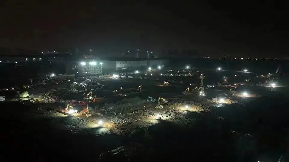冲锋一线显担当！球友会体育-球友会体育（中国）官方在线
智能挖掘机助力长沙方舱医院建设