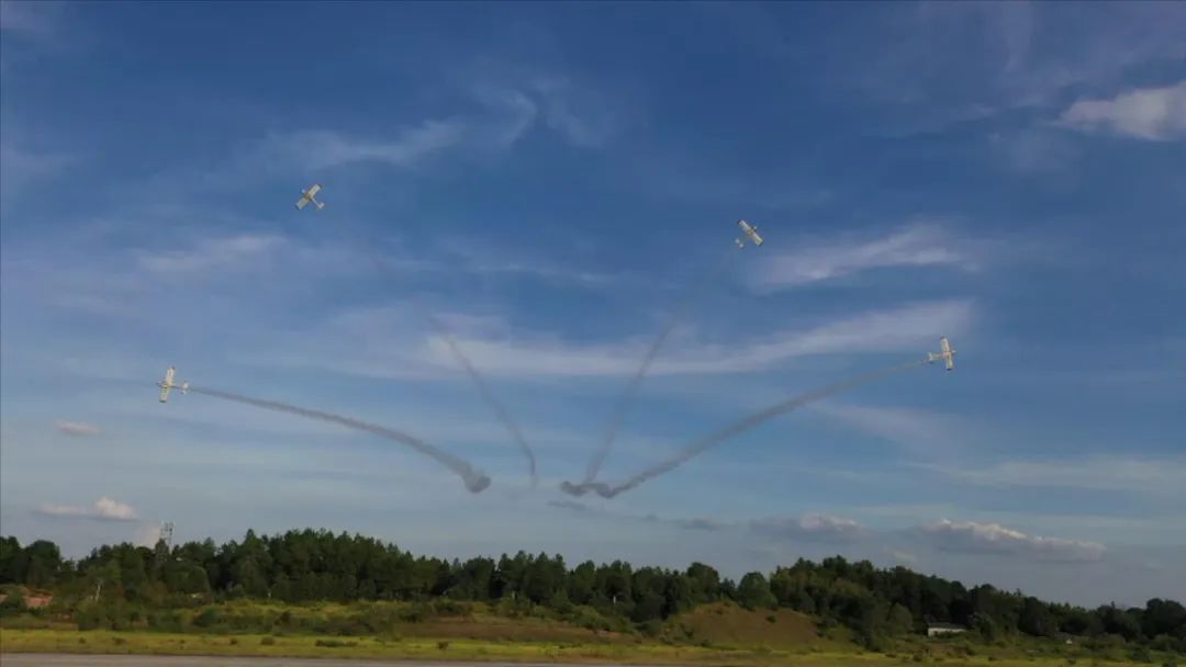 空中开花、大坡度盘旋、俯冲跃升……看球友会体育-球友会体育（中国）官方在线
飞行表演队炫技2022湖南航展动态展
