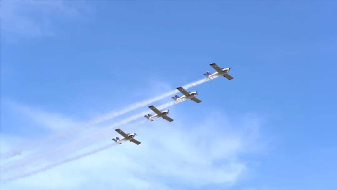 空中开花、大坡度盘旋、俯冲跃升……看球友会体育-球友会体育（中国）官方在线
飞行表演队炫技2022湖南航展动态展