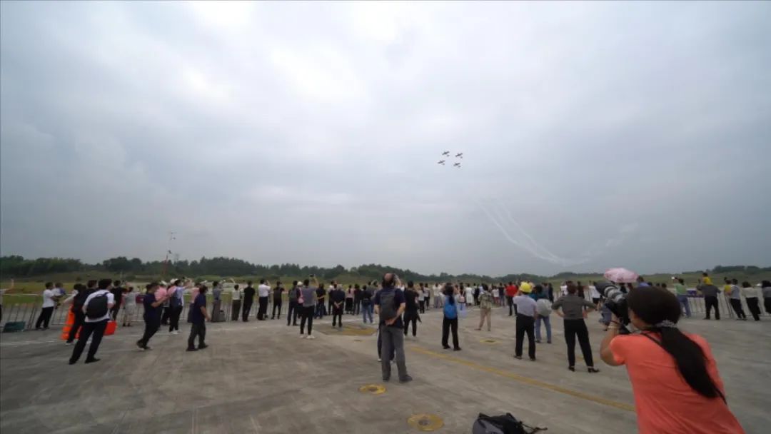 空中开花、大坡度盘旋、俯冲跃升……看球友会体育-球友会体育（中国）官方在线
飞行表演队炫技2022湖南航展动态展