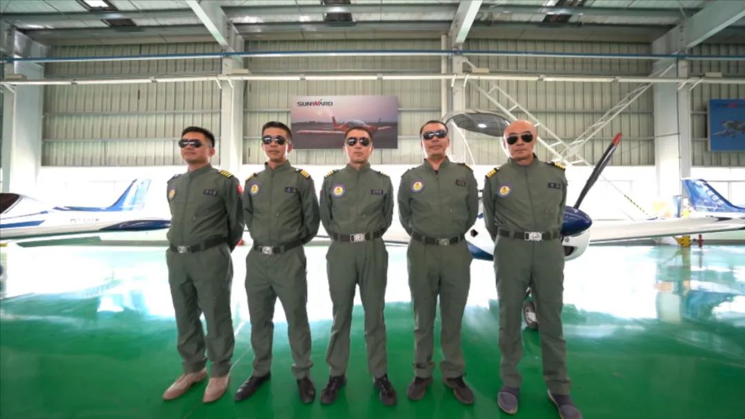 空中开花、大坡度盘旋、俯冲跃升……看球友会体育-球友会体育（中国）官方在线
飞行表演队炫技2022湖南航展动态展