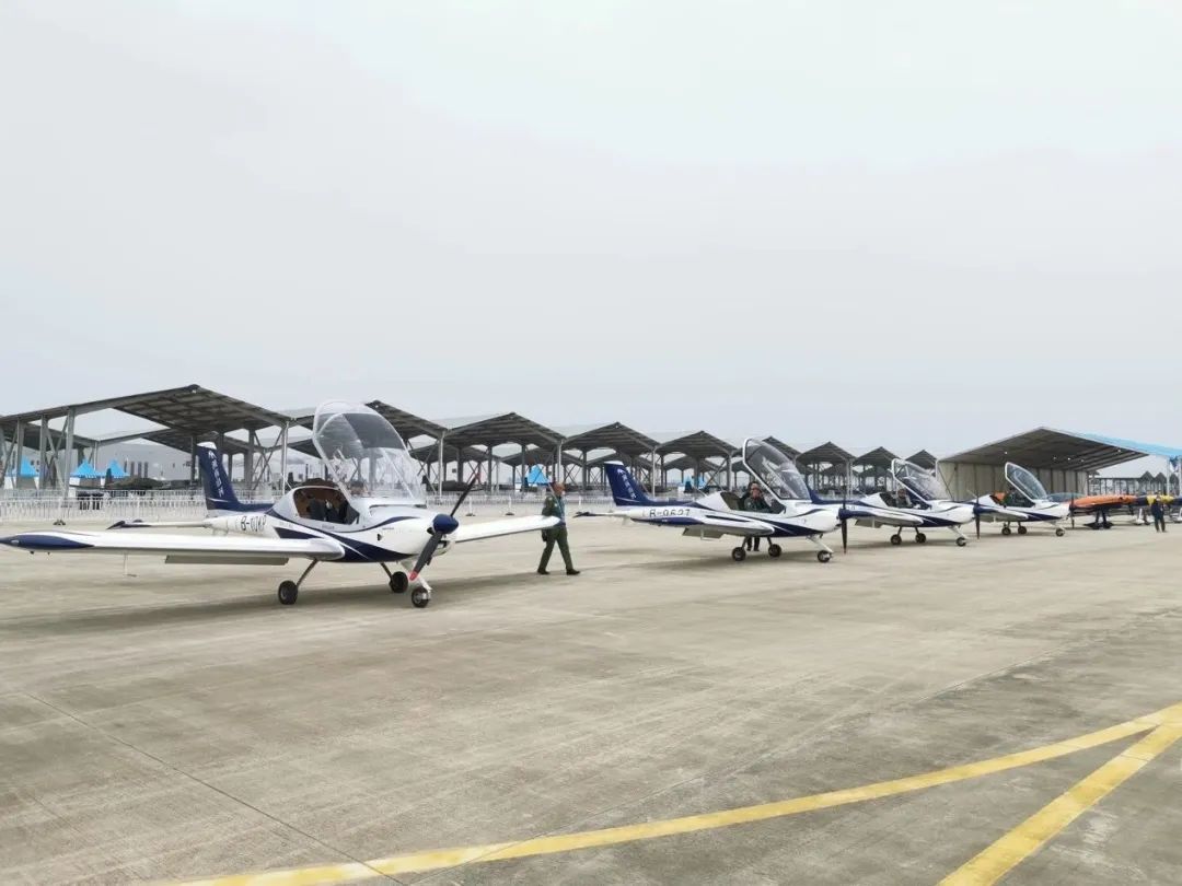 逆势飞翔！球友会体育-球友会体育（中国）官方在线
航空携手合作伙伴亮相2022南昌飞行大会