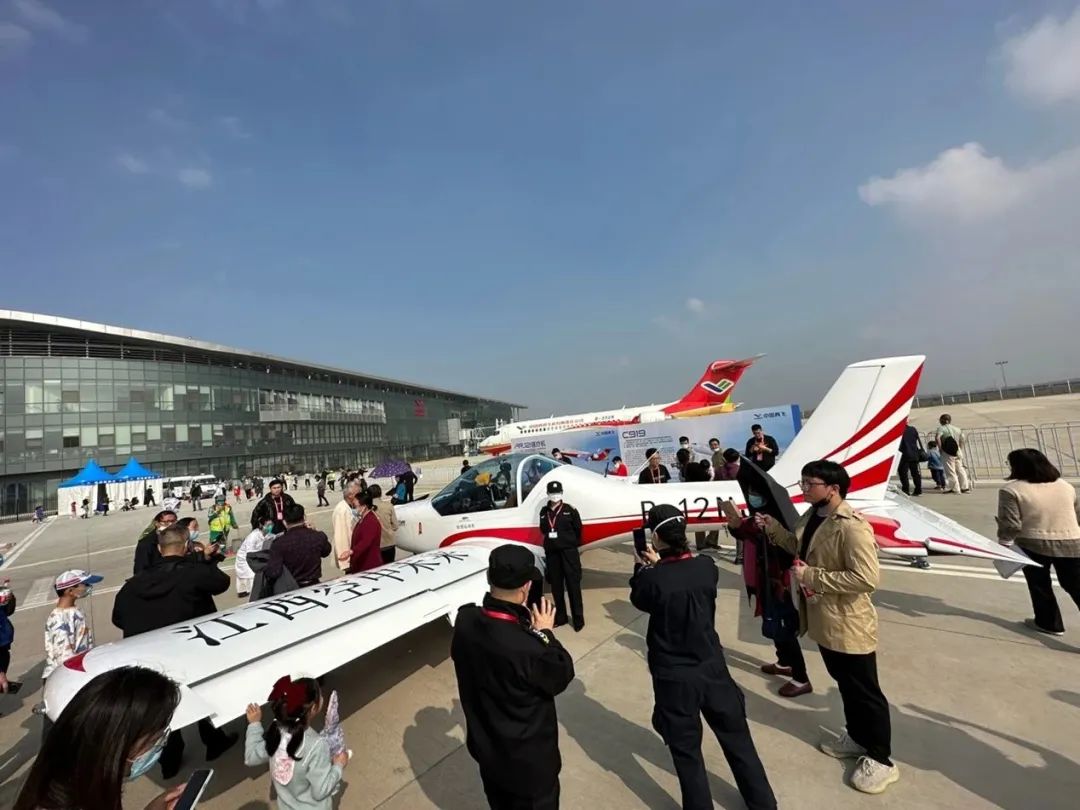 逆势飞翔！球友会体育-球友会体育（中国）官方在线
航空携手合作伙伴亮相2022南昌飞行大会