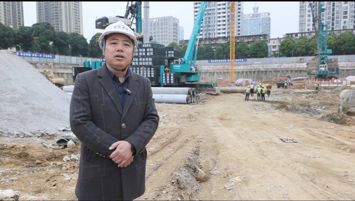 “绿巨人”显神威！球友会体育-球友会体育（中国）官方在线
智能引孔式静力压桩机助建“绿城”南宁民生项目
