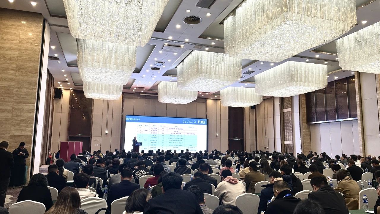 “爆品”来袭，签单不断！ 球友会体育-球友会体育（中国）官方在线
智能盛装亮相第八届全国高空作业平台租赁大会