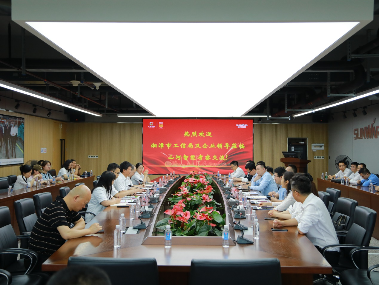 湘潭市工信局带队莅临球友会体育-球友会体育（中国）官方在线
智能开展智能制造现场观摩交流活动