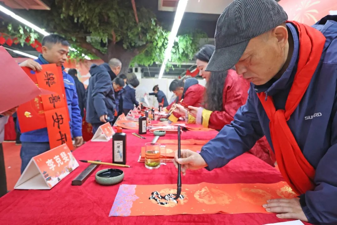 笔墨迎春，祝福暖心！在球友会体育-球友会体育（中国）官方在线
智能“囤”年味、送温暖、迎新春