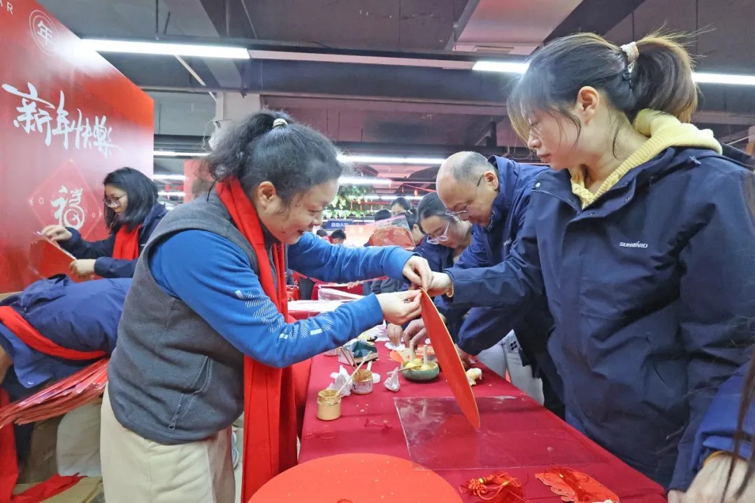笔墨迎春，祝福暖心！在球友会体育-球友会体育（中国）官方在线
智能“囤”年味、送温暖、迎新春